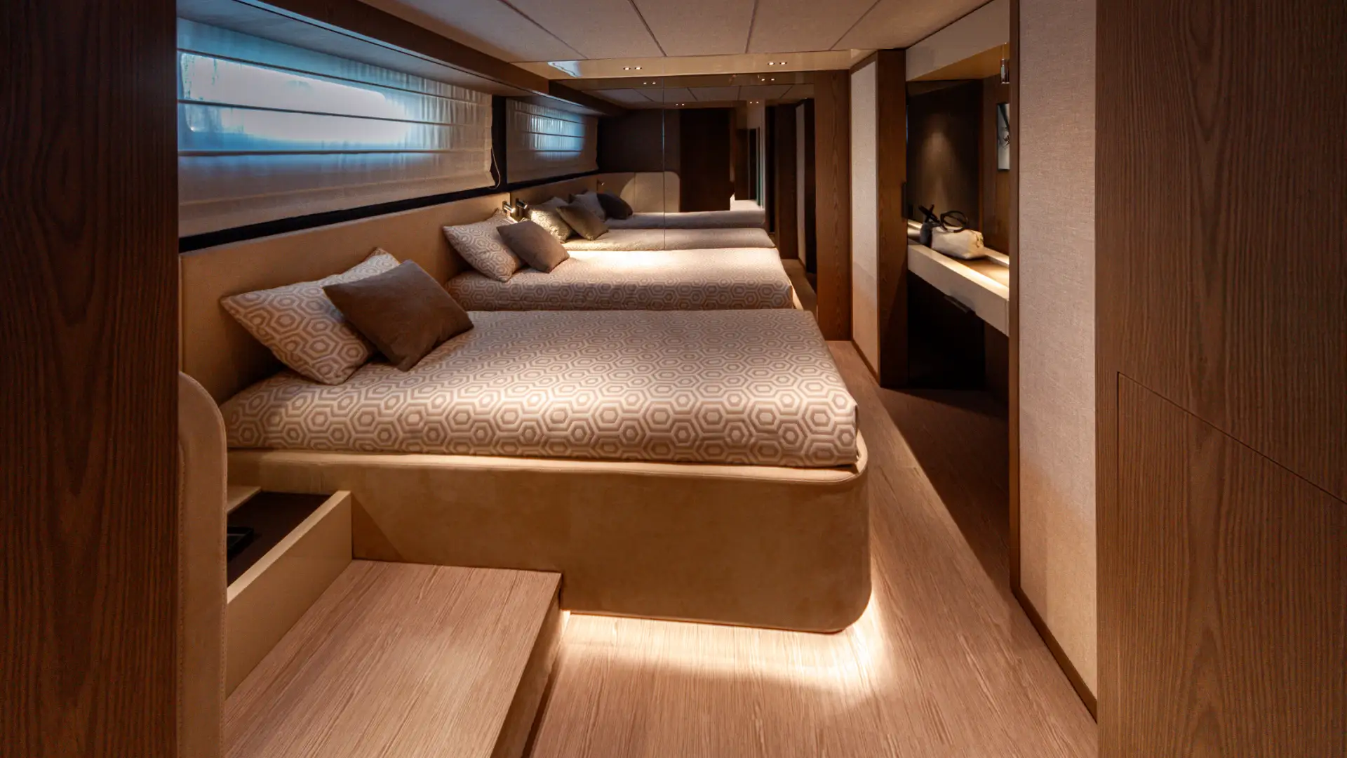 10 - Invictus Yacht ST550