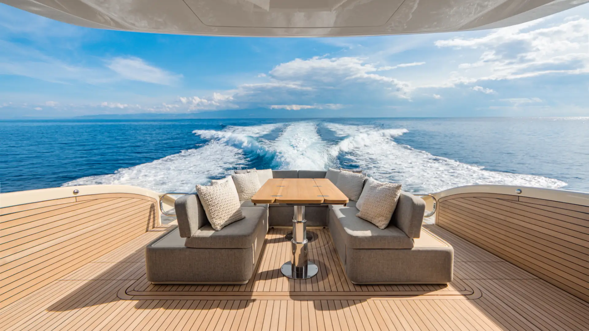 8 - Invictus Yacht ST550