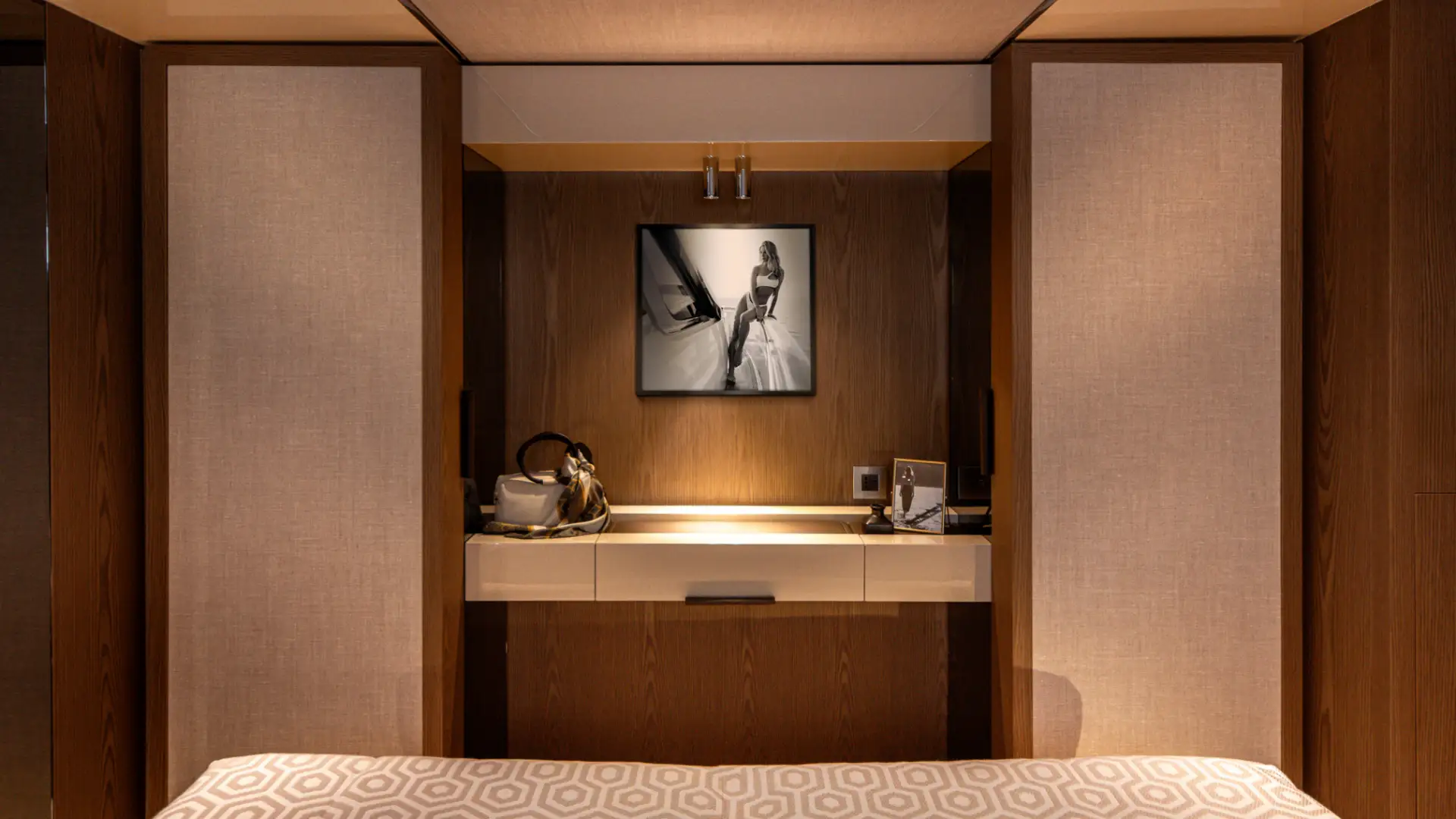 9 - Invictus Yacht ST550
